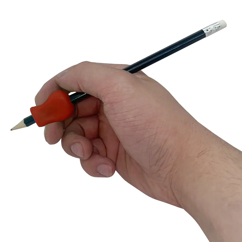 Main qui écrit avec la prise pour crayon rouge