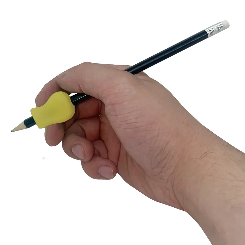 Main qui écrit avec la prise pour crayon jaune