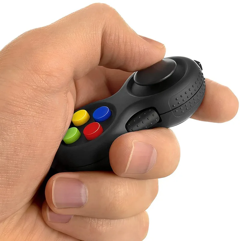 Main qui appuie sur les boutons du Fidget Pad