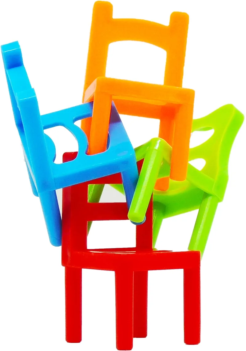 Tour de chaises colorées empilées