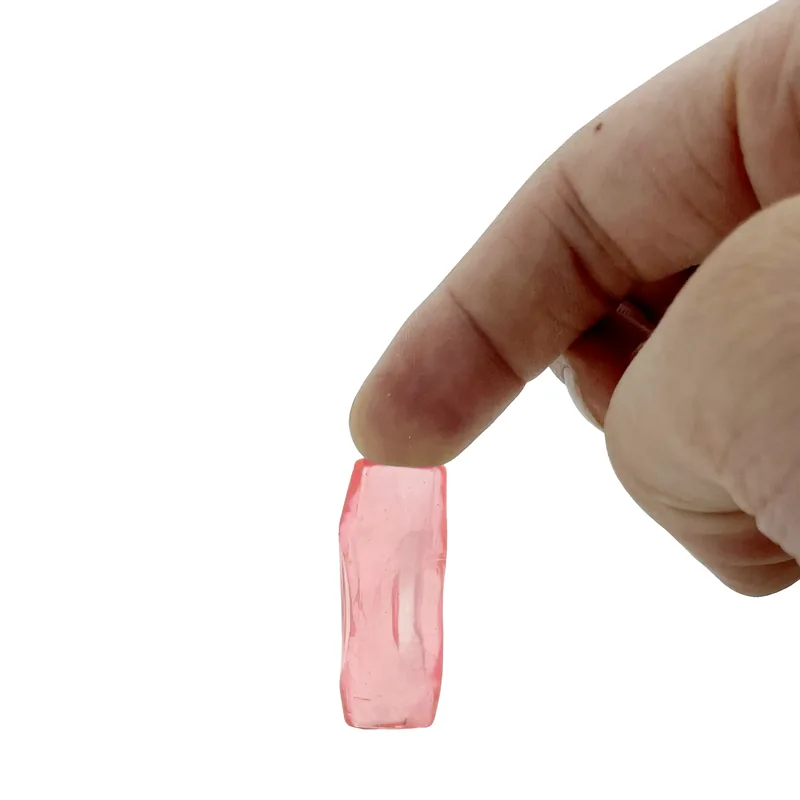Prise pour crayon en gel rose tenue au bout du doigt