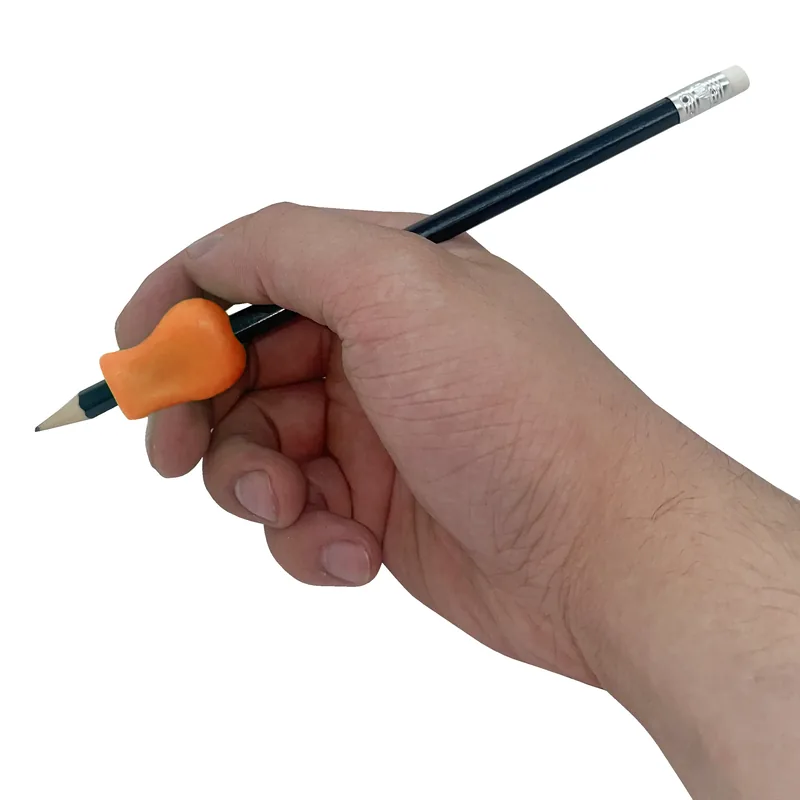 Main qui écrit avec la prise pour crayon orange