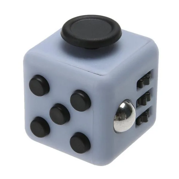Fidget Cube gris et noir, vue de trois quarts