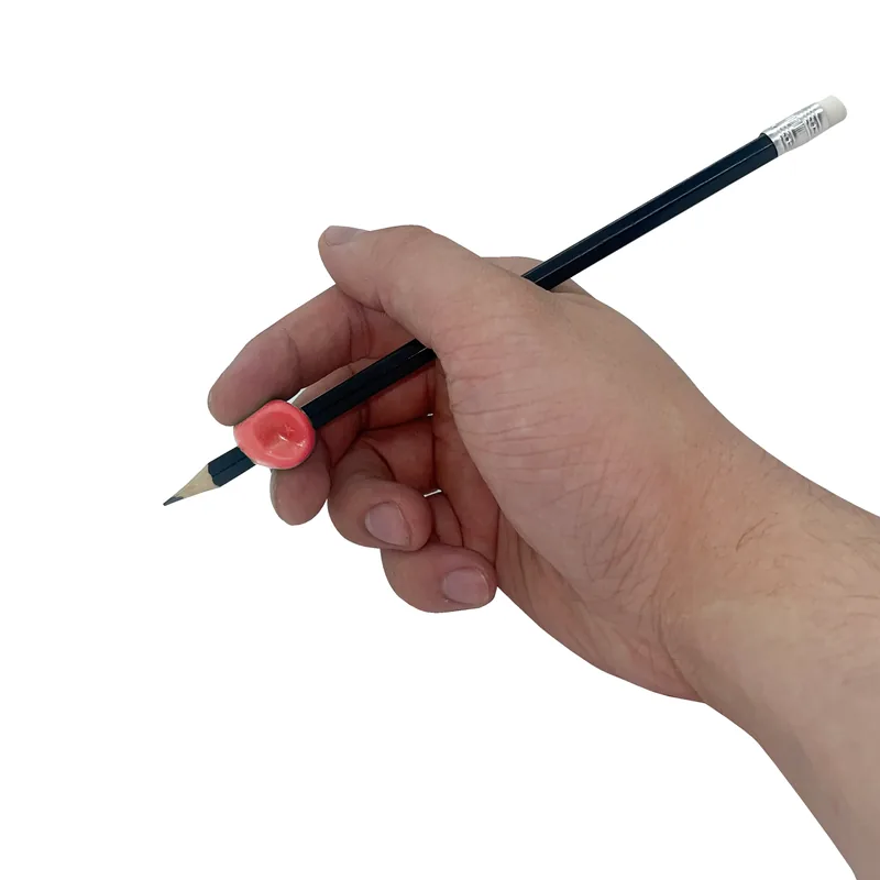 Petite prise pour crayon rouge sur un crayon tenu dans la main