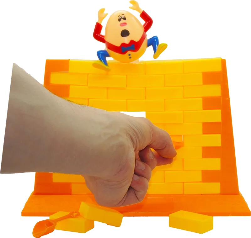 Main qui pousse une brique hors du mur avec la pelle