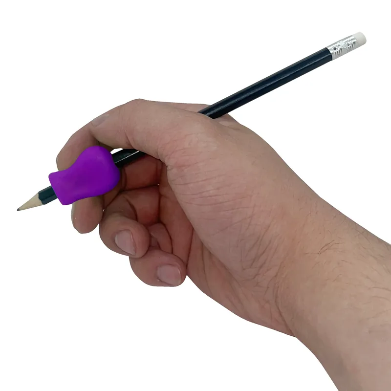 Main qui écrit avec la prise pour crayon violette