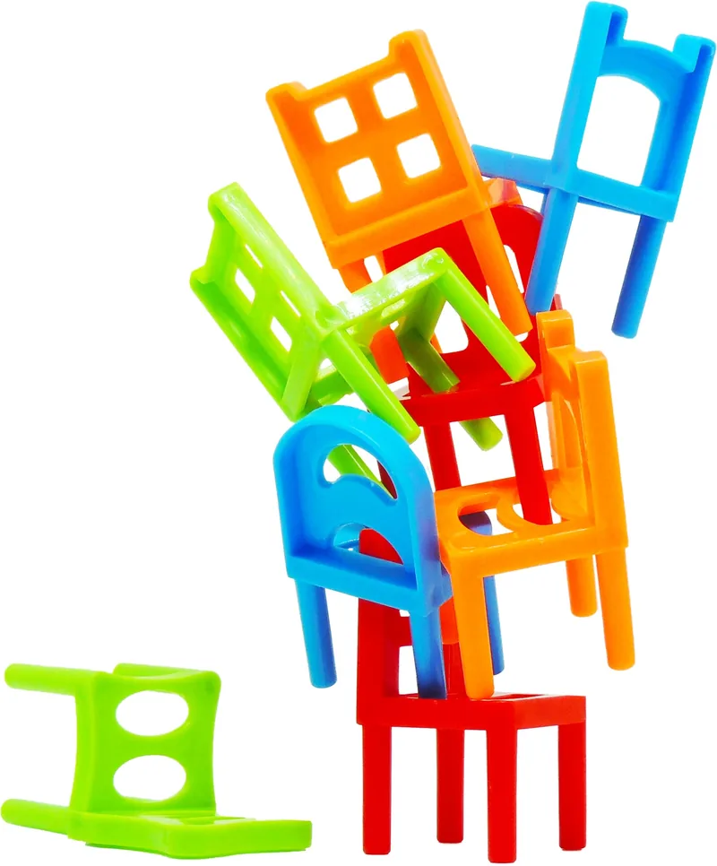Grande tour de chaises en équilibre précaire