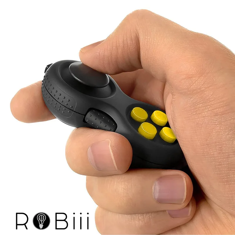 Main qui tient un Fidget Pad aux boutons jaunes