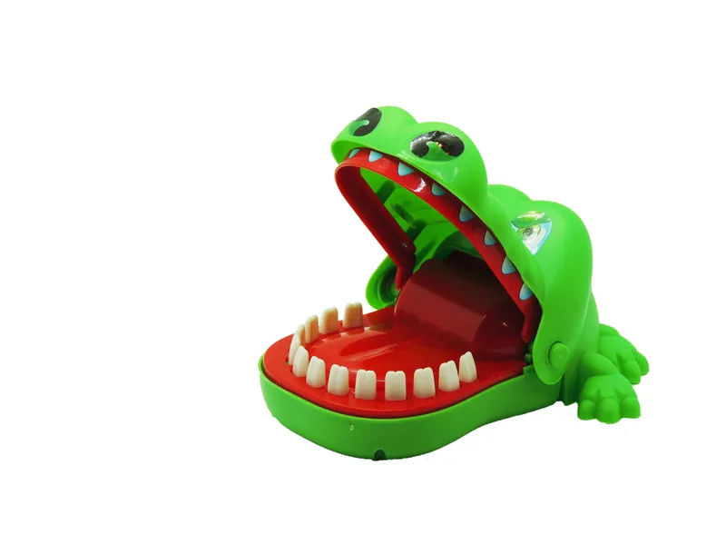 Crocodile vert gueule grande ouverte montrant ses dents
