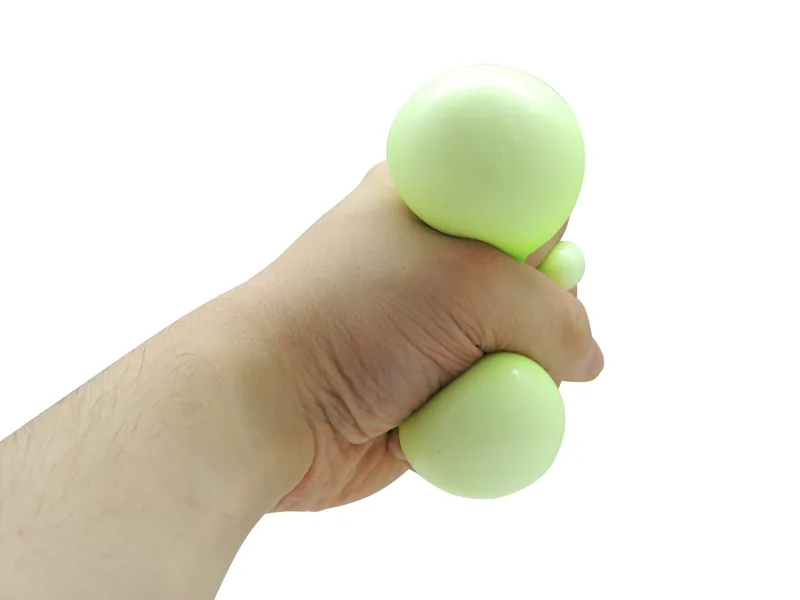 Balle anti-stress Doh Squishy étirée dans une main fermée