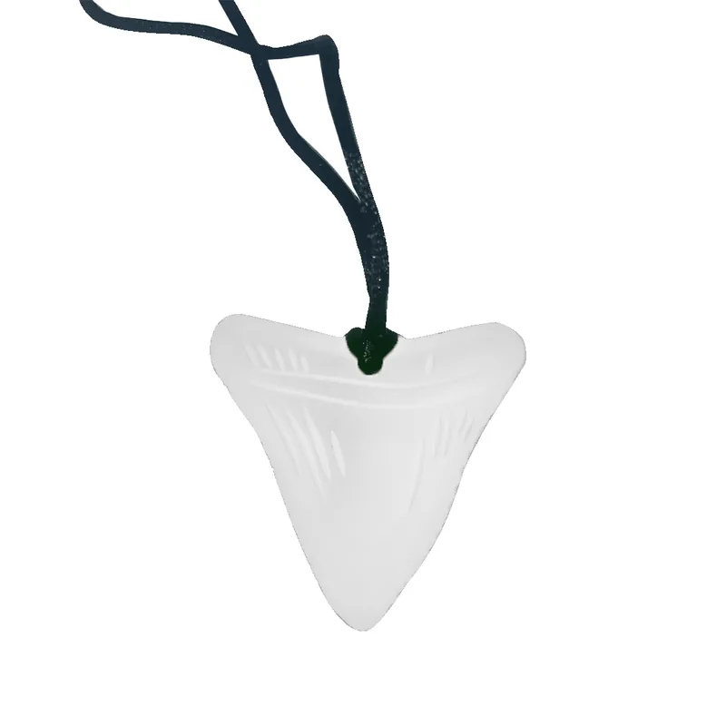 Collier à mâcher Dent de requin translucide sur cordon noir