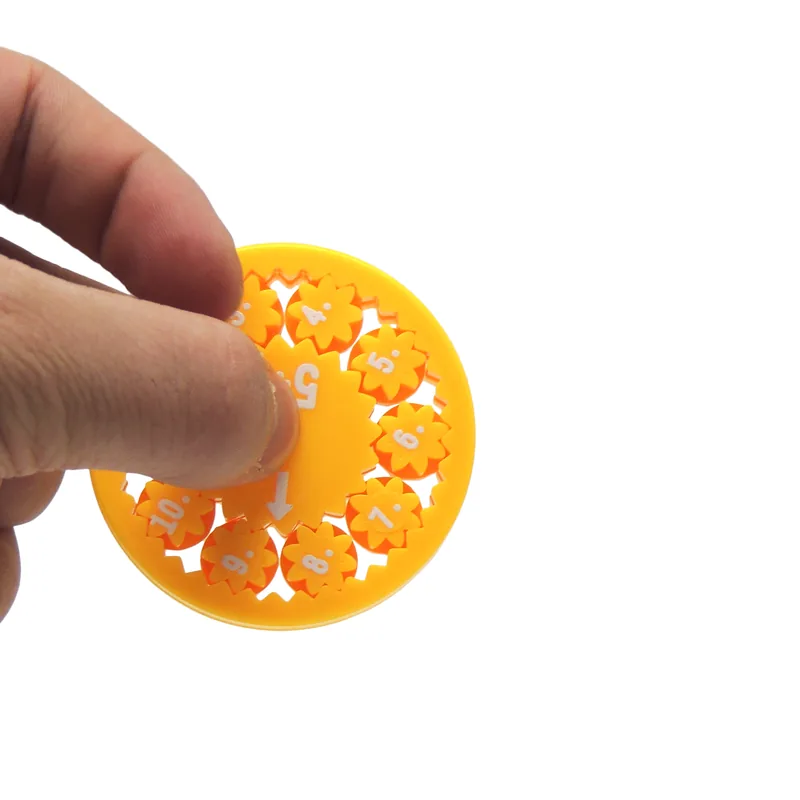 Doigt qui fait tourner une toupie mathématique jaune