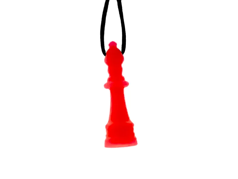 Collier à mâcher Pièce d’échecs rouge sur cordon noir