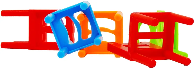 Chaises du jeu couchées sur le côté