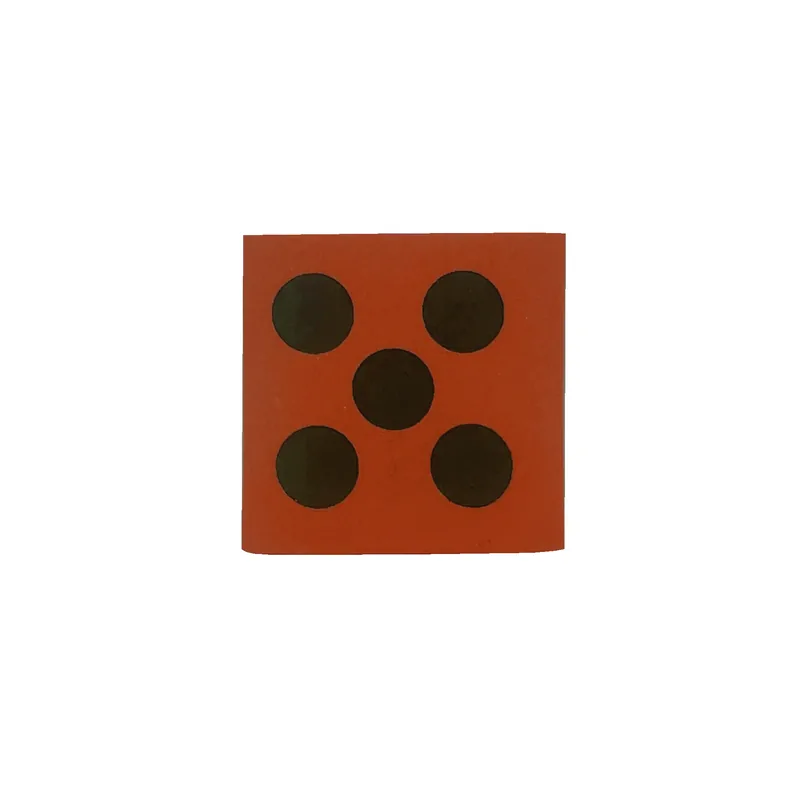 Dé en mousse rouge, face cinq