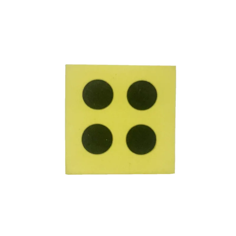 Dé en mousse jaune, face quatre