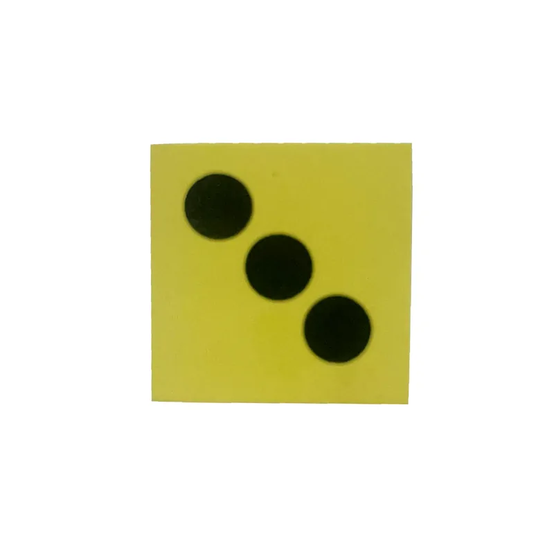 Dé en mousse jaune, face trois