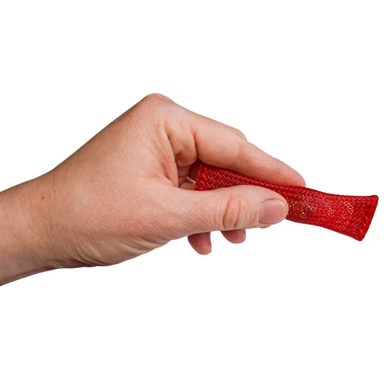 Tubiii rouge tenu entre les doigts