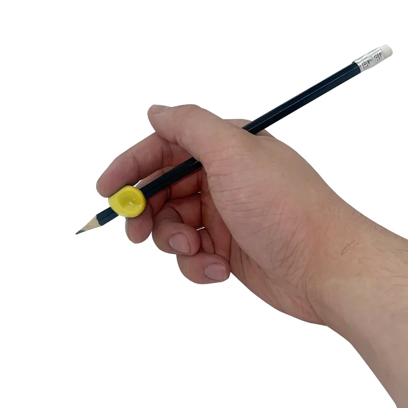 Petite prise pour crayon jaune sur un crayon tenu dans la main