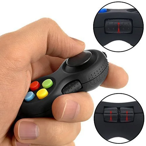 Main qui tient le Fidget Pad noir, avec gros plans de l'interrupteur