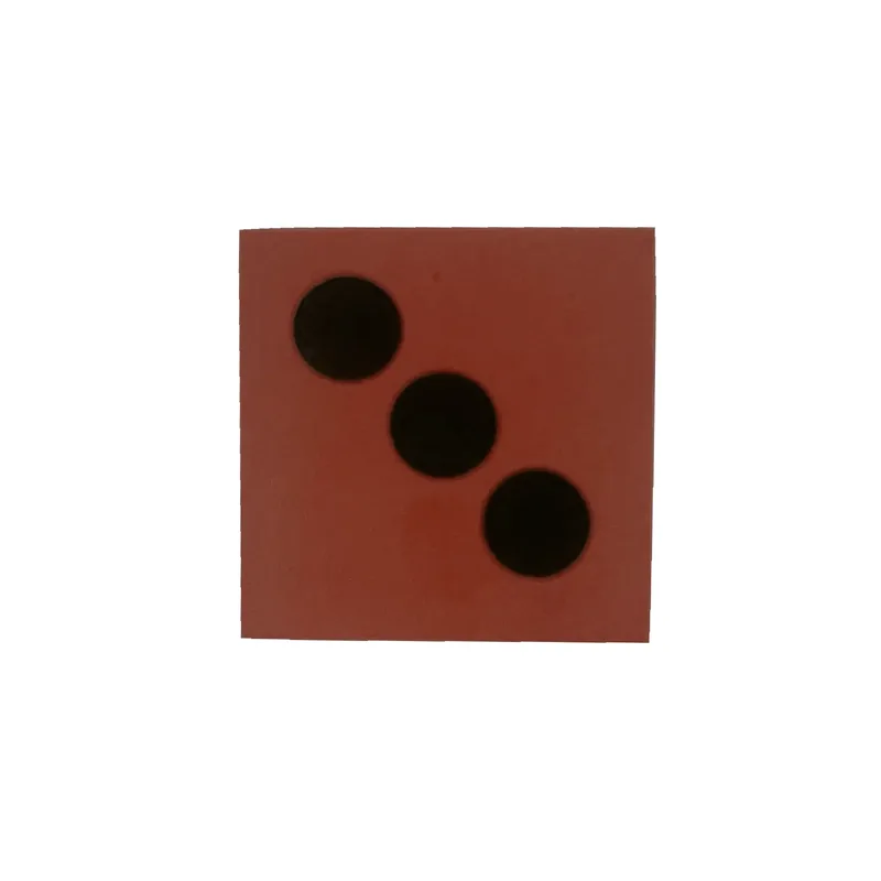Dé en mousse rouge, face trois