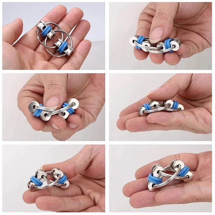 Six photos de mains qui font basculer une Flippiii Chain bleue