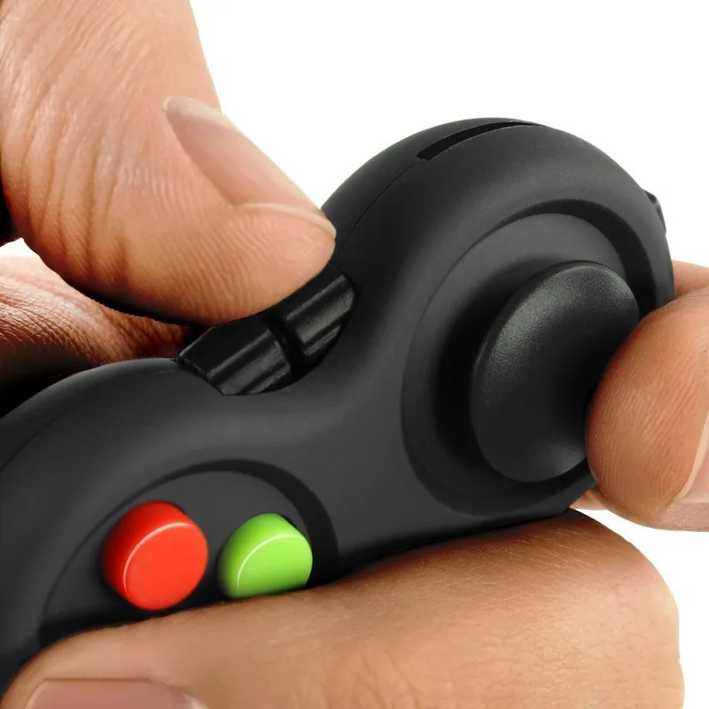 Pouce sur les boutons et le joystick du Fidget Pad